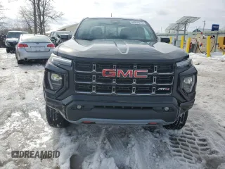 2024 GMC Canyon 4WD AT4 z VIN 1GTP6DEK7R1219298, wystawiony jako Copart lot #46954975 z przebiegiem 5325 mil mil oraz Szkody całkowita. Historia ofert i sprzedaży dostępna na DreamBid. Obrazek 5.