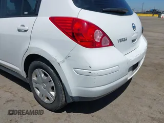 2012 Nissan Versa S z VIN 3N1BC1CP5CK239249, wystawiony jako IAAI lot #42193075 z przebiegiem 138 025 mil mil oraz . Historia ofert i sprzedaży dostępna na DreamBid. Obrazek 17.