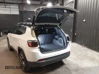 2023 Jeep Compass (RED) Edition z VIN 3C4NJDCN5PT536179, wystawiony jako IAAI lot #41621950 z przebiegiem 17 830 mil mil oraz . Historia ofert i sprzedaży dostępna na DreamBid. Obrazek 3.