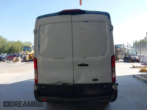 2018 Ford Transit z VIN 1FTYR2CM7JKA26085, wystawiony jako IAAI lot #42323037 z przebiegiem 131 121 mil mil oraz . Historia ofert i sprzedaży dostępna na DreamBid. Obrazek 16.