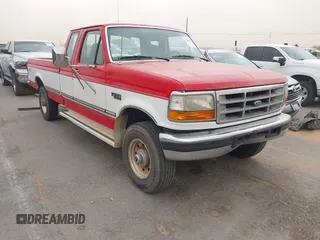 1996 Ford F-250 z VIN 1FTHX26G0TEA08492, wystawiony jako IAAI lot #42435528 z przebiegiem 108 159 mil mil oraz . Historia ofert i sprzedaży dostępna na DreamBid. Obrazek 1.