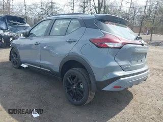 2024 Nissan Kicks SR z VIN 3N1CP5DV8RL532353, wystawiony jako IAAI lot #42076078 z przebiegiem 2 525 mil mil oraz . Historia ofert i sprzedaży dostępna na DreamBid. Obrazek 3.