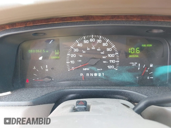 2002 Lincoln Town Car Executive z VIN 1LNHM81W12Y620302, wystawiony jako IAAI lot #41952738 z przebiegiem 83 062 mil mil oraz . Historia ofert i sprzedaży dostępna na DreamBid. Obrazek 7.