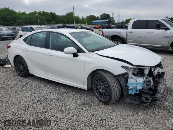 2025 Toyota Camry LE z VIN 4T1DAACK6SU025512, wystawiony jako Copart lot #54516175 z przebiegiem 11 046 mil mil oraz Czysty tytuł • Clean title. Historia ofert i sprzedaży dostępna na DreamBid. Obrazek 4.