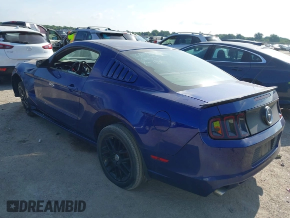 2014 Ford Mustang V6 z VIN 1ZVBP8AM2E5262050, wystawiony jako IAAI lot #42600638 z przebiegiem 208 708 mil mil oraz . Historia ofert i sprzedaży dostępna na DreamBid. Obrazek 3.