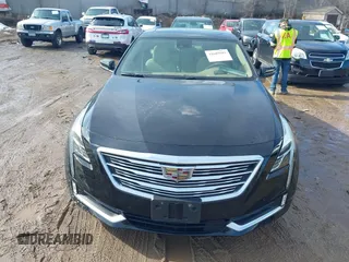 2017 Cadillac CT6 Platinum AWD z VIN 1G6KN5R64HU175275, wystawiony jako IAAI lot #41683802 z przebiegiem 75 604 mil mil oraz . Historia ofert i sprzedaży dostępna na DreamBid. Obrazek 12.