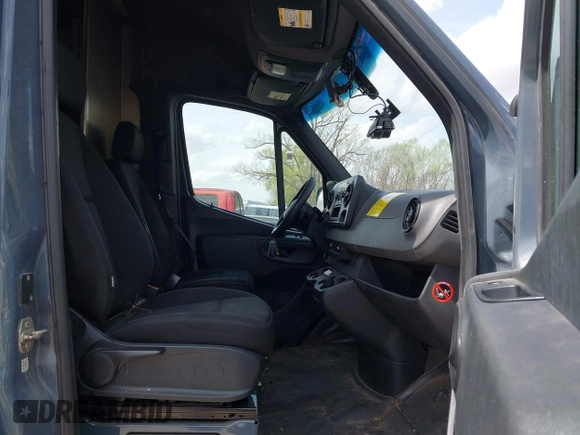 2019 Mercedes-Benz Sprinter Cargo z VIN WD4PF1CD9KP147130, wystawiony jako IAAI lot #41821221 z przebiegiem 70 915 mil mil oraz . Historia ofert i sprzedaży dostępna na DreamBid. Obrazek 5.