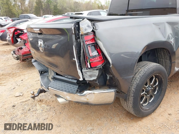2019 Ram 1500 Big Horn z VIN 1C6RREFT7KN522858, wystawiony jako IAAI lot #41938140 z przebiegiem 115 165 mil mil oraz . Historia ofert i sprzedaży dostępna na DreamBid. Obrazek 6.