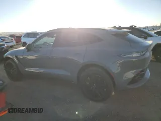 2022 Aston Martin DBX z VIN SD7VUJAW1NTV04534, wystawiony jako Copart lot #87969325 z przebiegiem 17 373 mil mil oraz Szkody całkowita. Historia ofert i sprzedaży dostępna na DreamBid. Obrazek 2.