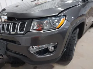 2019 Jeep Compass Latitude z VIN 3C4NJDBB3KT828901, wystawiony jako IAAI lot #41873087 z przebiegiem 49 107 mil mil oraz . Historia ofert i sprzedaży dostępna na DreamBid. Obrazek 18.