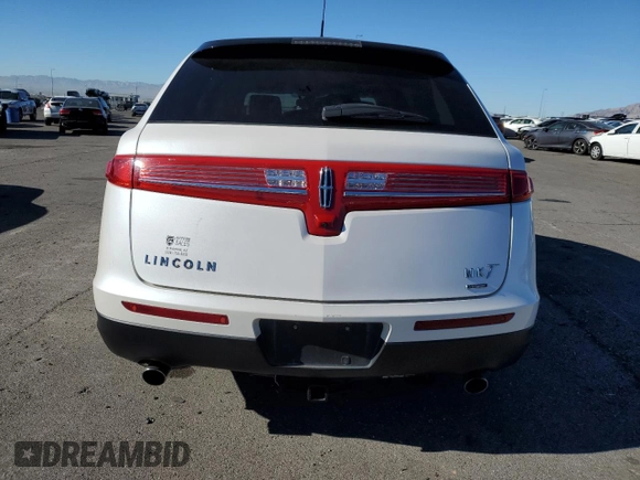 2016 Lincoln MKT EcoBoost z VIN 2LMHJ5AT9GBL01820, wystawiony jako Copart lot #85581554 z przebiegiem 43 943 mil mil oraz Szkody całkowita. Historia ofert i sprzedaży dostępna na DreamBid. Obrazek 6.