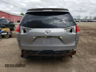 2011 Toyota Sienna z VIN 5TDZK3DC3BS016426, wystawiony jako Copart lot #57070075 z przebiegiem 270 749 mil mil oraz Szkoda całkowita • Salvage title. Historia ofert i sprzedaży dostępna na DreamBid. Obrazek 6.