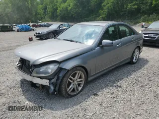 2013 Mercedes-Benz C 300 Sport z VIN WDDGF8AB5DR254046, wystawiony jako Copart lot #59779675 z przebiegiem 128 643 mil mil oraz Szkoda całkowita • Salvage title. Historia ofert i sprzedaży dostępna na DreamBid. Obrazek 1.