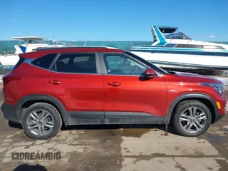 2021 Kia Seltos S z VIN KNDEUCAA5M7226700, wystawiony jako IAAI lot #41525957 z przebiegiem 45 963 mil mil oraz . Historia ofert i sprzedaży dostępna na DreamBid. Obrazek 13.