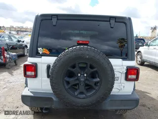 2020 Jeep Wrangler Unlimited Sport Altitude with VIN 1C4HJXDG9LW315977, listed as a IAAI auction lot 41788892 with 60,380 mi miles. Bid and sale history available at carsss.com. Image 17.