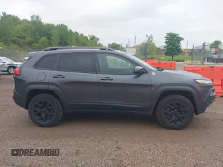2016 Jeep Cherokee Trailhawk z VIN 1C4PJMBS7GW372623, wystawiony jako IAAI lot #42336107 z przebiegiem 231 887 mil mil oraz . Historia ofert i sprzedaży dostępna na DreamBid. Obrazek 13.