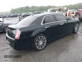 2014 Chrysler 300 S z VIN 2C3CCABG5EH145336, wystawiony jako IAAI lot #42292149 z przebiegiem 80 421 mil mil oraz . Historia ofert i sprzedaży dostępna na DreamBid. Obrazek 4.
