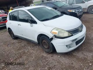 2009 Nissan Versa S z VIN 3N1BC13E49L354233, wystawiony jako IAAI lot #42230622 z przebiegiem 190 161 mil mil oraz . Historia ofert i sprzedaży dostępna na DreamBid. Obrazek 1.