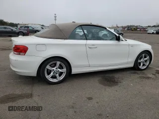2013 BMW 1 Series 128i z VIN WBAUL7C56DVM83718, wystawiony jako Copart lot #52957614 z przebiegiem 73 621 mil mil oraz Czysty tytuł • Clean title. Historia ofert i sprzedaży dostępna na DreamBid. Obrazek 3.