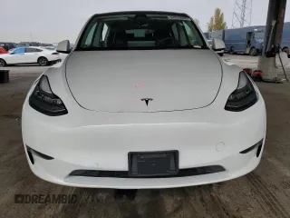 2022 Tesla Model Y Long Range z VIN 7SAYGAEE9NF493262, wystawiony jako Copart lot #52975005 z przebiegiem 63 189 mil mil oraz Szkoda całkowita • Salvage title. Historia ofert i sprzedaży dostępna na DreamBid. Obrazek 5.