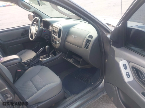 2006 Ford Escape XLT with VIN 1FMYU93126KC04632, listed as a IAAI auction lot 41912068 with 133,216 mi miles. Bid and sale history available at carsss.com. Image 5.