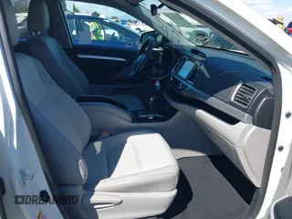 2018 Toyota Highlander LE z VIN 5TDZZRFH2JS278492, wystawiony jako IAAI lot #39094360 z przebiegiem 44 531 mil mil oraz . Historia ofert i sprzedaży dostępna na DreamBid. Obrazek 5.