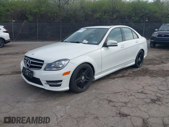 2013 Mercedes-Benz C 300 Sport z VIN WDDGF8ABXDR259100, wystawiony jako IAAI lot #41962056 z przebiegiem 102 542 mil mil oraz . Historia ofert i sprzedaży dostępna na DreamBid. Obrazek 2.