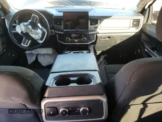 2023 Ford Expedition z VIN 1FMJU1F80PEA18857, wystawiony jako Copart lot #46926125 z przebiegiem Nie podano mil oraz Szkoda całkowita • Salvage title. Historia ofert i sprzedaży dostępna na DreamBid. Obrazek 8.