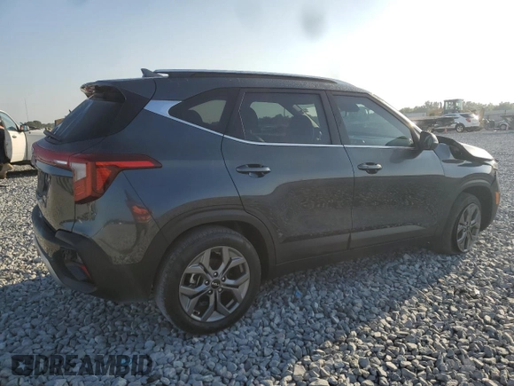 2024 Kia Seltos S z VIN KNDEU2AA8R7666864, wystawiony jako Copart lot #55073855 z przebiegiem 28 866 mil mil oraz Szkoda całkowita • Salvage title. Historia ofert i sprzedaży dostępna na DreamBid. Obrazek 3.
