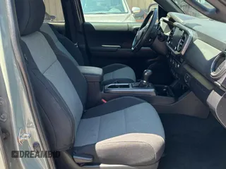 2023 Toyota Tacoma SR5 z VIN 3TMAZ5CN3PM210839, wystawiony jako Copart lot #56557005 z przebiegiem 17 767 mil mil oraz Czysty tytuł • Clean title. Historia ofert i sprzedaży dostępna na DreamBid. Obrazek 5.