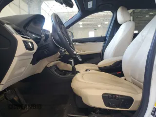2017 BMW X1 xDrive28i z VIN WBXHT3C36H5F75824, wystawiony jako Copart lot #56330735 z przebiegiem 57 122 mil mil oraz Szkody całkowita. Historia ofert i sprzedaży dostępna na DreamBid. Obrazek 7.