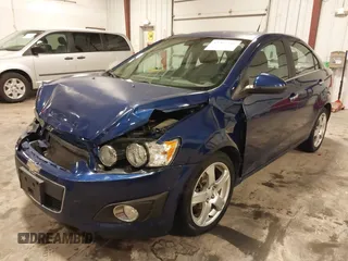 2012 Chevrolet Sonic LTZ z VIN 1G1JE5SB4C4214450, wystawiony jako IAAI lot #42207345 z przebiegiem 120 152 mil mil oraz . Historia ofert i sprzedaży dostępna na DreamBid. Obrazek 2.