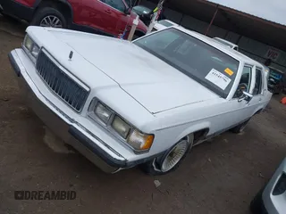 1991 Mercury Grand Marquis z VIN 2MECM75F2MX678620, wystawiony jako IAAI lot #41545796 z przebiegiem 52 567 mil mil oraz . Historia ofert i sprzedaży dostępna na DreamBid. Obrazek 2.