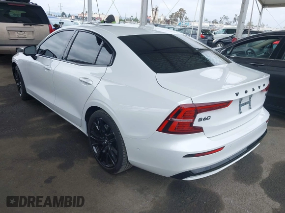 2024 Volvo S60 Plus Black Edition z VIN 7JRL12TH4RG305580, wystawiony jako IAAI lot #42174479 z przebiegiem 9731 mil mil oraz . Historia ofert i sprzedaży dostępna na DreamBid. Obrazek 3.