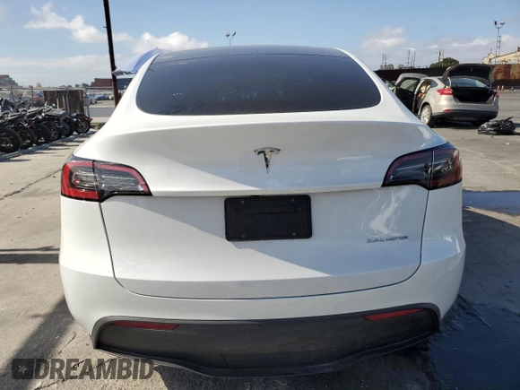 2024 Tesla Model Y Long Range with VIN 7SAYGDEE2RF090540, listed as a Copart auction lot 56684505 with 18,261 mi miles and Salvage title. Bid and sale history available at DreamBid. Image 6.