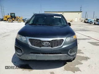 2012 Kia Sorento LX z VIN 5XYKT3A12CG241520, wystawiony jako Copart lot #49738575 z przebiegiem 110 486 mil mil oraz Czysty tytuł • Clean title. Historia ofert i sprzedaży dostępna na DreamBid. Obrazek 12.
