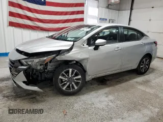 2025 Nissan Versa SV z VIN 3N1CN8EV1SL845353, wystawiony jako Copart lot #58796285 z przebiegiem 5 110 mil mil oraz Czysty tytuł • Clean title. Historia ofert i sprzedaży dostępna na DreamBid. Obrazek 1.