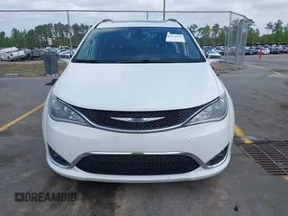 2018 Chrysler Pacifica Limited z VIN 2C4RC1GG5JR330263, wystawiony jako IAAI lot #41953935 z przebiegiem 92 038 mil mil oraz . Historia ofert i sprzedaży dostępna na DreamBid. Obrazek 12.