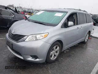 2014 Toyota Sienna LE AAS z VIN 5TDKK3DC1ES488954, wystawiony jako IAAI lot #41557423 z przebiegiem 144 031 mil mil oraz . Historia ofert i sprzedaży dostępna na DreamBid. Obrazek 2.