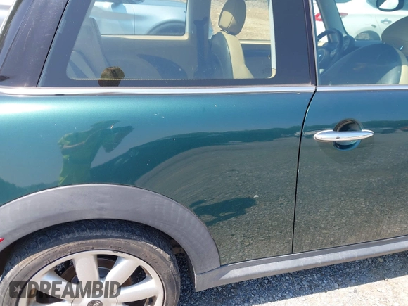 2007 MINI Hardtop S z VIN WMWMF73547TL83771, wystawiony jako IAAI lot #42683154 z przebiegiem 137 360 mil mil oraz . Historia ofert i sprzedaży dostępna na DreamBid. Obrazek 13.