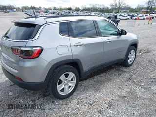 2022 Jeep Compass Latitude with VIN 3C4NJCBB2NT139477, listed as a IAAI auction lot 41965959 with 25,098 mi miles and . Bid and sale history available at carsss.com. Image 4.