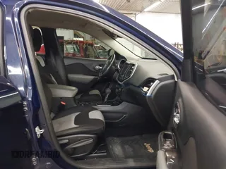 2014 Jeep Cherokee Latitude with VIN 1C4PJMCS9EW190255, listed as a IAAI auction lot 41956155 with 220,265 mi miles. Bid and sale history available at carsss.com. Image 5.