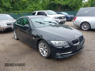 2013 BMW 3 Series 328i xDrive z VIN WBAKF3C59DJ385457, wystawiony jako IAAI lot #42323623 z przebiegiem 196 737 mil mil oraz . Historia ofert i sprzedaży dostępna na DreamBid. Obrazek 1.