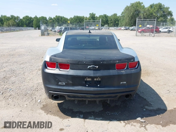2010 Chevrolet Camaro 1LT z VIN 2G1FB1EV0A9147806, wystawiony jako IAAI lot #39970270 z przebiegiem 160 458 mil mil oraz . Historia ofert i sprzedaży dostępna na DreamBid. Obrazek 16.