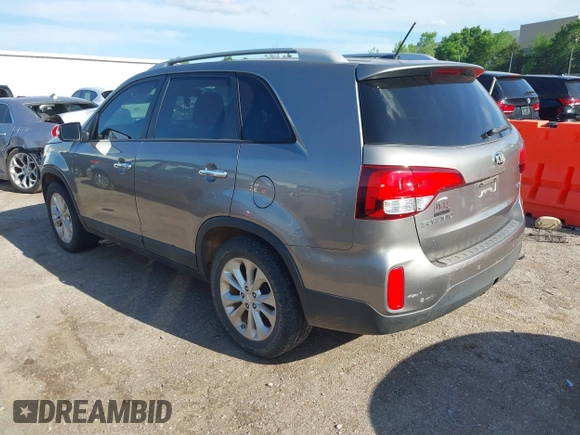 2015 Kia Sorento EX with VIN 5XYKU4A71FG631875, listed as a IAAI auction lot 42137714 with 174,642 mi miles. Bid and sale history available at carsss.com. Image 3.