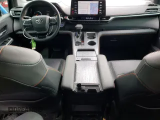 2021 Toyota Sienna XSE z VIN 5TDXSKFC3MS012992, wystawiony jako Copart lot #75116324 z przebiegiem 48 527 mil mil oraz Szkody całkowita. Historia ofert i sprzedaży dostępna na DreamBid. Obrazek 8.
