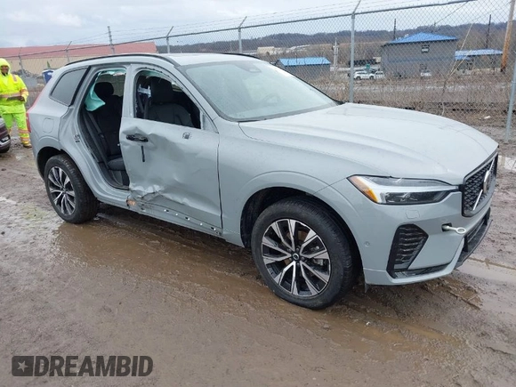 2024 Volvo XC60 Plus Dark Theme z VIN YV4L12RL3R1757157, wystawiony jako IAAI lot #41732352 z przebiegiem 11 056 mil mil oraz . Historia ofert i sprzedaży dostępna na DreamBid. Obrazek 1.
