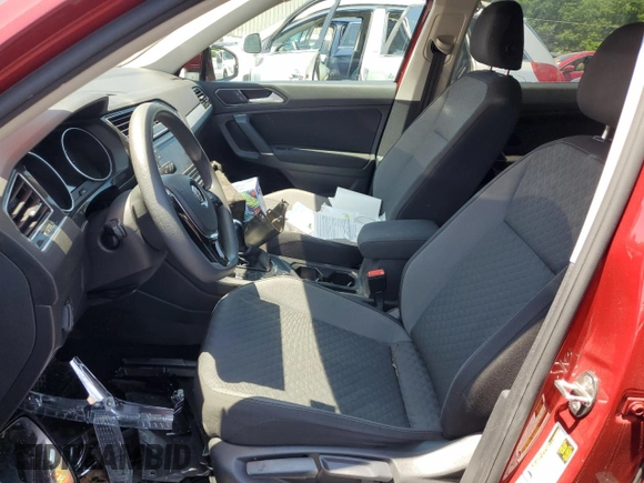 2018 Volkswagen Tiguan S z VIN 3VV0B7AX5JM209488, wystawiony jako Copart lot #61195035 z przebiegiem Nie podano mil oraz Szkoda całkowita • Salvage title. Historia ofert i sprzedaży dostępna na DreamBid. Obrazek 7.
