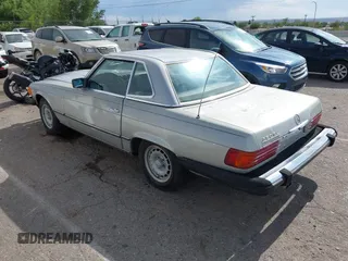1982 Mercedes-Benz 380 SL z VIN WDBBA45A8CB017571, wystawiony jako IAAI lot #42483211 z przebiegiem 125 437 mil mil oraz . Historia ofert i sprzedaży dostępna na DreamBid. Obrazek 3.
