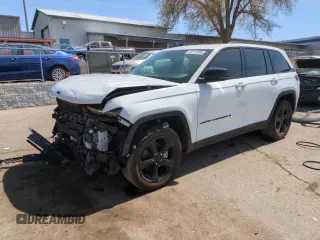2023 Jeep Grand Cherokee Laredo z VIN 1C4RJHAG5PC520105, wystawiony jako Copart lot #50713795 z przebiegiem 15 880 mil mil oraz Szkoda całkowita • Salvage title. Historia ofert i sprzedaży dostępna na DreamBid. Obrazek 1.